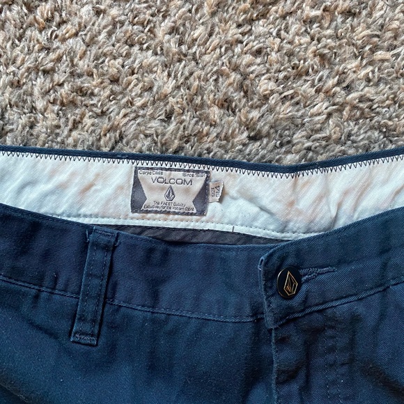 Volcom Vmonty shorts and wallet - Picture 2 of 7